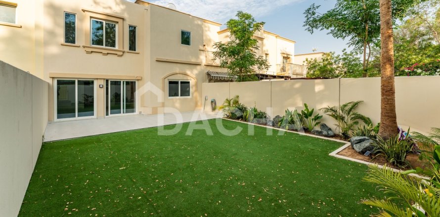 Таунхаус в Дубае, 3 спальни, 228м², № 109772