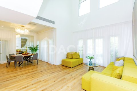 Villa in Canal Cove Villas, Palm Jumeirah, Dubai 4 bedrooms, 470 sq.m. № 109776 - photo 8