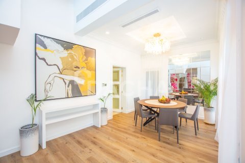 Villa in Canal Cove Villas, Palm Jumeirah, Dubai 4 bedrooms, 470 sq.m. № 109776 - photo 9