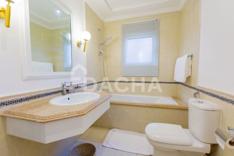 Villa in Canal Cove Villas, Palm Jumeirah, Dubai 4 bedrooms, 470 sq.m. № 109776 - photo 12