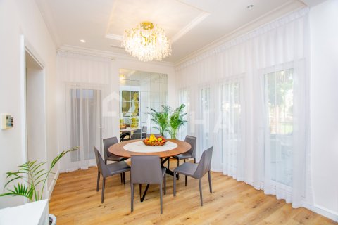 Villa in Canal Cove Villas, Palm Jumeirah, Dubai 4 bedrooms, 470 sq.m. № 109776 - photo 7