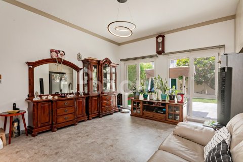 Villa in Meadows, Dubai 4 bedrooms, 372 sq.m. № 109774 - photo 12