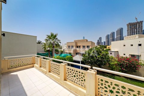 Villa in Meadows, Dubai 4 bedrooms, 372 sq.m. № 109774 - photo 21
