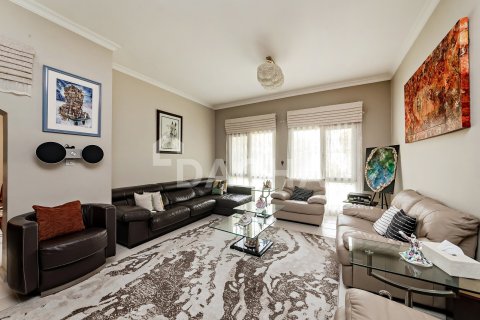 Villa in Meadows, Dubai 4 bedrooms, 372 sq.m. № 109774 - photo 5