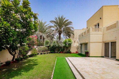 Villa in Meadows, Dubai 4 bedrooms, 372 sq.m. № 109774 - photo 29