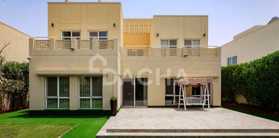 Villa in Meadows, Dubai 4 bedrooms, 372 sq.m. № 109774