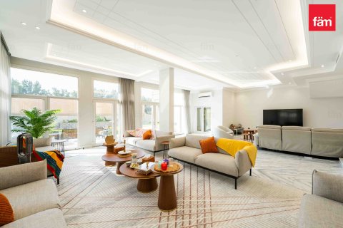 Villa à Dubai, 5 chambres, 1084.4 m², № 41742 - photo 1