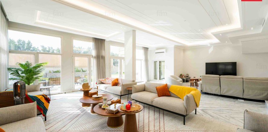 Villa à Dubai, 5 chambres, 1084.4 m², № 41742