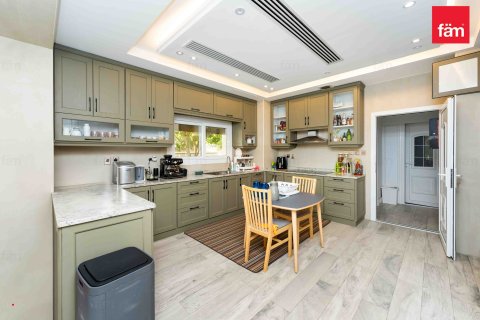 Villa à Dubai, 5 chambres, 1084.4 m², № 41742 - photo 5