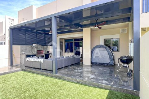 Купить виллу в Town Square, Дубай: 3 спальни, 204м², № 104682 - фото 10