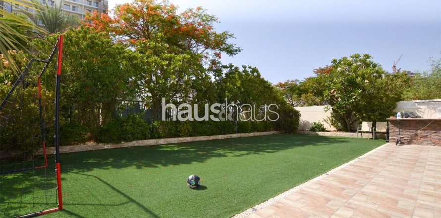 Villa in Jumeirah Village Circle, Dubai 4 bedrooms, 340 sq.m. № 43763