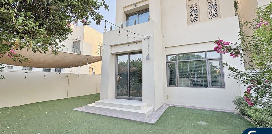 Вилла в Риме, Дубай, 3 спальни, 270м², № 76801