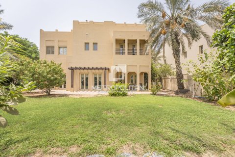 Купить виллу в Meadows, Дубай: 4 спальни, 827м², № 72976 - фото 1