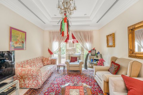 Купить виллу в Meadows, Дубай: 4 спальни, 827м², № 72976 - фото 5