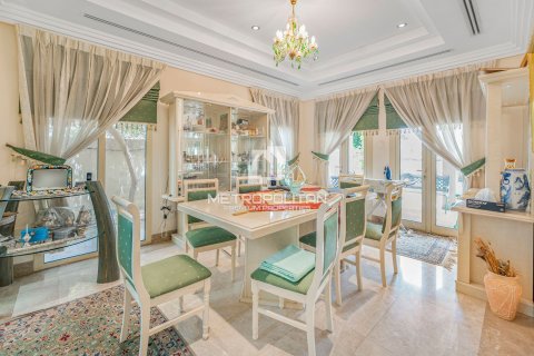 Купить виллу в Meadows, Дубай: 4 спальни, 827м², № 72976 - фото 10