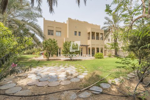 Купить виллу в Meadows, Дубай: 4 спальни, 827м², № 72976 - фото 16