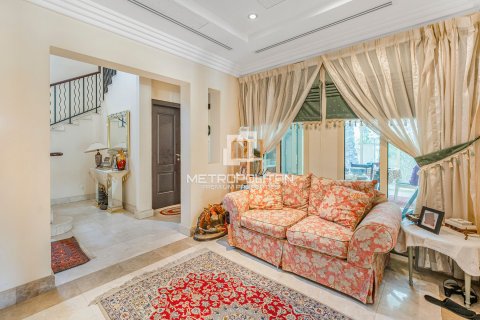 Купить виллу в Meadows, Дубай: 4 спальни, 827м², № 72976 - фото 8