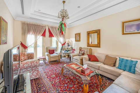 Купить виллу в Meadows, Дубай: 4 спальни, 827м², № 72976 - фото 3