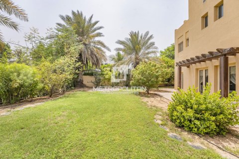 Купить виллу в Meadows, Дубай: 4 спальни, 827м², № 72976 - фото 20