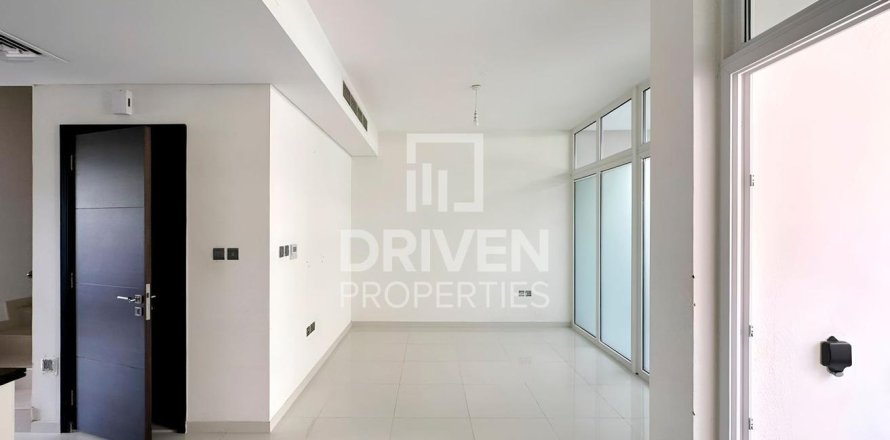 Таунхаус в Дубае, 3 спальни, 167.5м², № 127265