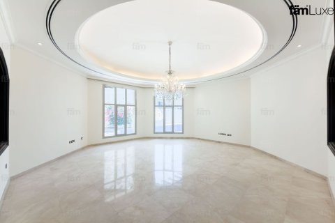 Снять в аренду виллу в Аль-Барше, Дубай: 5 спален, 1114.8м², № 111272 - фото 19