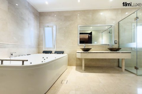 Снять в аренду виллу в Аль-Барше, Дубай: 5 спален, 1114.8м², № 111272 - фото 17