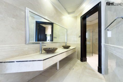 Снять в аренду виллу в Аль-Барше, Дубай: 5 спален, 1114.8м², № 111272 - фото 5