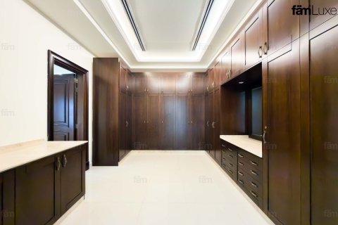 Снять в аренду виллу в Аль-Барше, Дубай: 5 спален, 1114.8м², № 111272 - фото 18