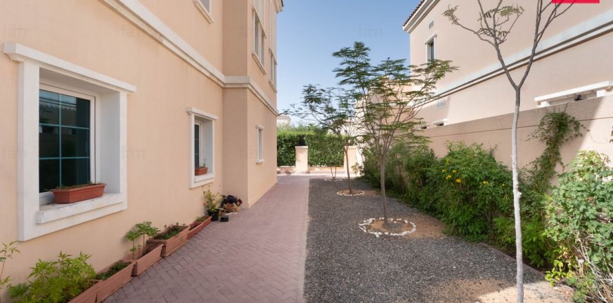 Townhouse in Dubai 2 bedrooms, 664.9 sq.m. № 124367