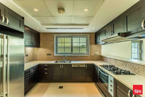 Villa in Dubai 3 bedrooms, 704.9 sq.m. № 52399 - photo 5