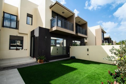 Снять в аренду виллу в Дубай Хилс Эстейт, Дубай: 3 спальни, 192.8м², № 77268 - фото 2