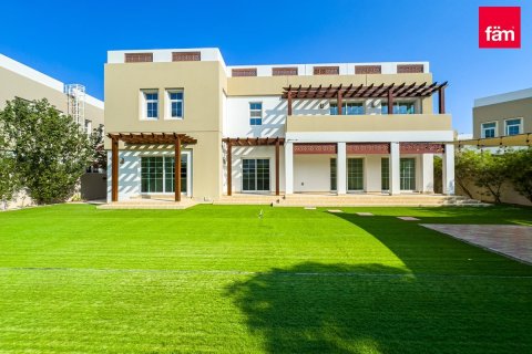 Villa in Dubai 5 bedrooms, 1235 sq.m. № 49951 - photo 1