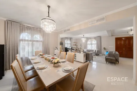 Купить виллу в Dubai Land, Дубай: 4 спальни, 496м², № 71087 - фото 6