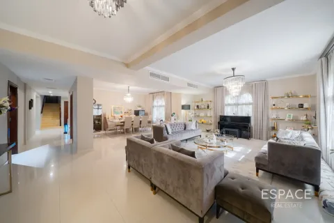 Купить виллу в Dubai Land, Дубай: 4 спальни, 496м², № 71087 - фото 2