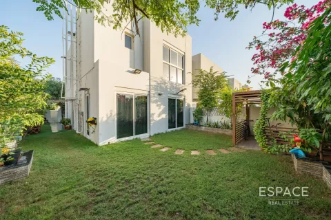 Купить таунхаус в Мудоне, Дубай: 4 спальни, 259м², № 71089 - фото 1