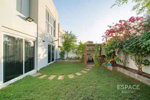 Купить таунхаус в Мудоне, Дубай: 4 спальни, 259м², № 71089 - фото 2