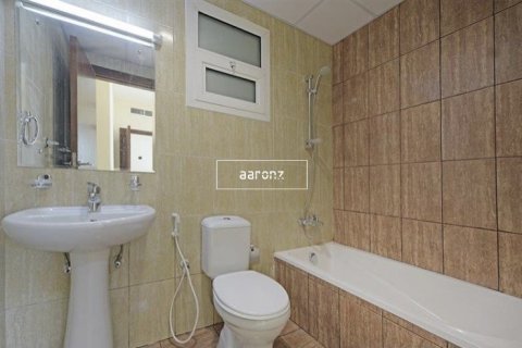 Apartment in Jumeirah Lake Towers, Dubai 2 bedrooms, 70.1 sq.m. № 10879 - photo 9