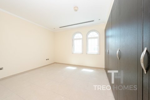 Villa in Legacy, Jumeirah Park, Dubai 3 bedrooms, 328 sq.m. № 16839 - photo 9