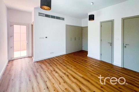 Снять в аренду виллу в Арабиан Ранчес, Дубай: 3 спальни, 228.26м², № 120244 - фото 12