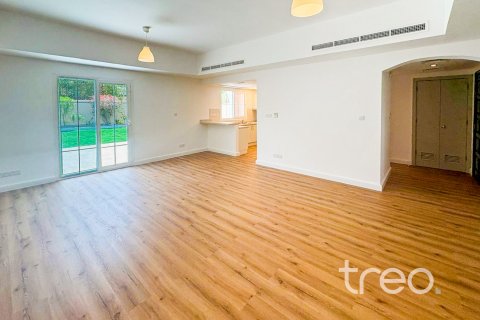 Снять в аренду виллу в Арабиан Ранчес, Дубай: 3 спальни, 228.26м², № 120244 - фото 4