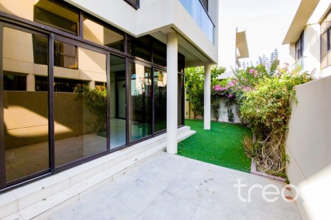 Снять в аренду таунхаус в DAMAC Hills (Akoya by DAMAC), Дубай: 3 спальни, 37.63м², № 120248 - фото 18