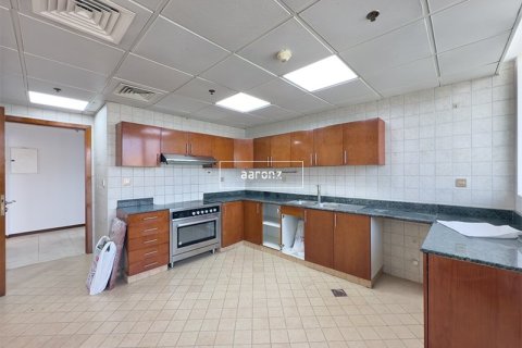 Apartment in Jumeirah Lake Towers, Dubai 2 bedrooms, 148 sq.m. № 52521 - photo 12