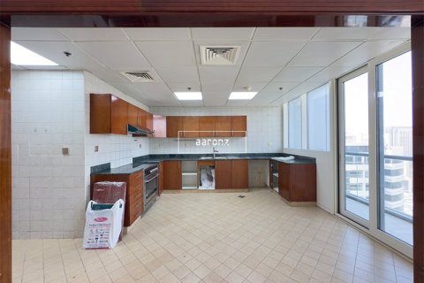 Apartment in Jumeirah Lake Towers, Dubai 2 bedrooms, 148 sq.m. № 52521 - photo 11