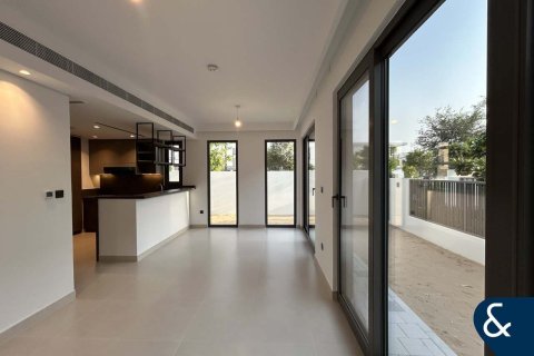 Снять в аренду таунхаус в Aura, Tilal Al Ghaf, Дубай: 4 спальни, 229м², № 76385 - фото 1