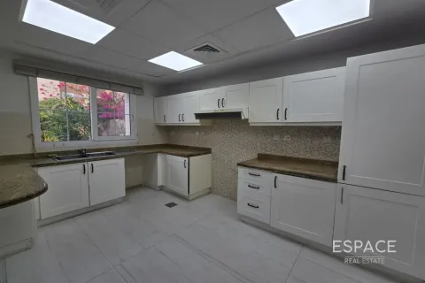 Снять в аренду виллу в Арабиан Ранчес, Дубай: 3 спальни, 228м², № 71356 - фото 5