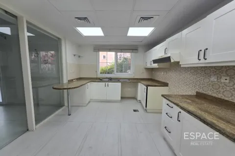 Снять в аренду виллу в Арабиан Ранчес, Дубай: 3 спальни, 228м², № 71356 - фото 6