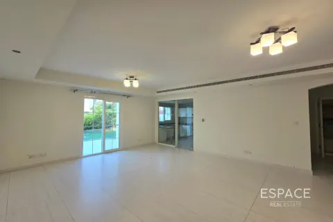 Снять в аренду виллу в Арабиан Ранчес, Дубай: 3 спальни, 228м², № 71356 - фото 2