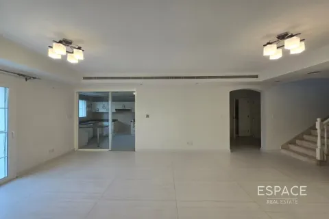 Снять в аренду виллу в Арабиан Ранчес, Дубай: 3 спальни, 228м², № 71356 - фото 3