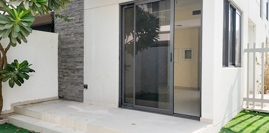 Таунхаус в Дубае, 3 спальни, 174.8м², № 111742