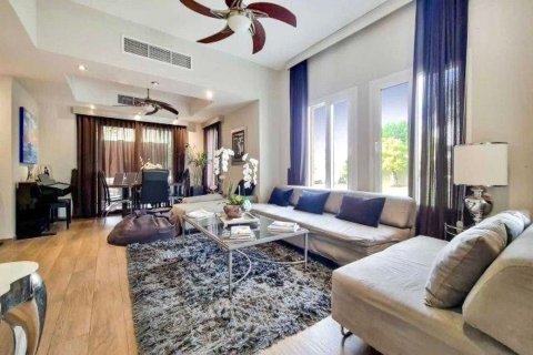 Villa en Dubai, 9 dormitorios, 432 m², № 97014 - foto 2